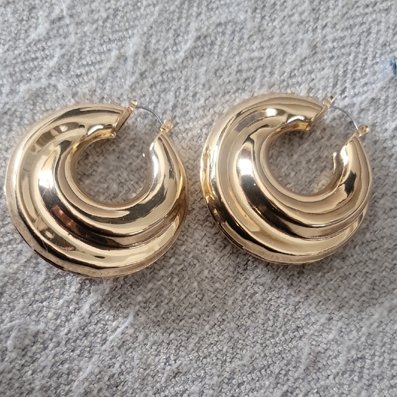 Jewelry - Elegant Gold Hoop Earrings